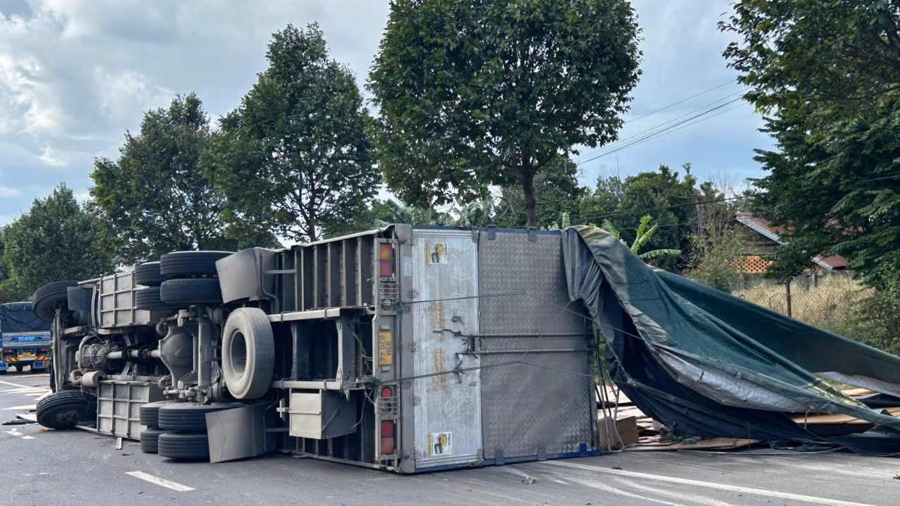 Xe tải bị trượt dài, lật nghiêng bên đường. Ảnh: N.H