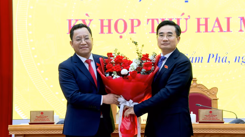 Đồng chí Nguyễn Anh Tú, Ủy viên Ban Chấp hành Đảng bộ tỉnh, Bí thư Thành uỷ, Chủ tịch HĐND thành phố, tặng hoa chúc mừng đồng chí Nguyễn Tiến Phong, Phó Chủ tịch UBND thành phố, khóa XXI, nhiệm kỳ 2021-2026.