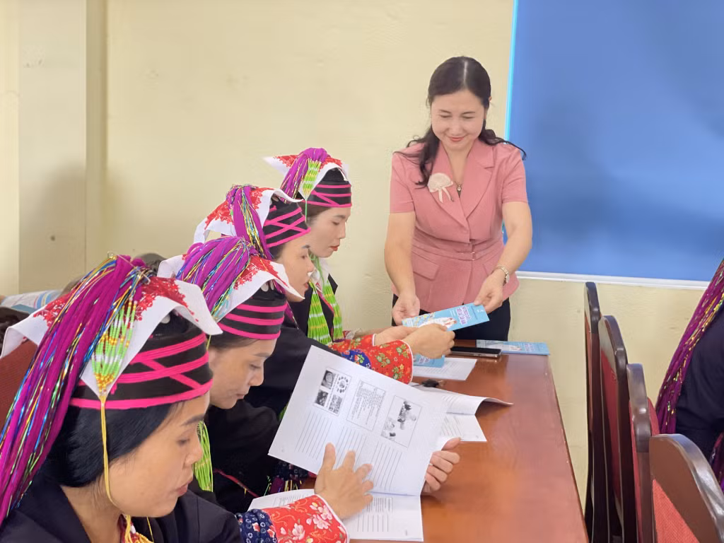Một buổi sinh hoạt về mô hình chăm sóc và giáo dục trẻ thơ của phụ nữ xã Quảng Đức (huyện Hải Hà).