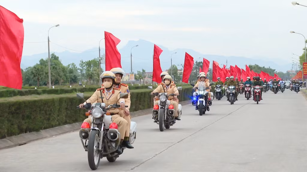 Công an TP Đông Triều ra quân đảm bảo ANTT- ATGT trong dịp Tết Dương lịch và Tết Nguyên Đán 2025.