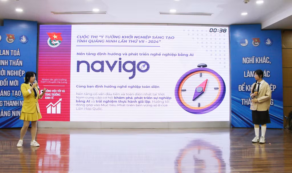 Nhóm tác giả là học sinh đến từ Trường THPT Chuyên Hạ Long trình bày dự án “Nền tảng định hướng nghề nghiệp Navigo”.