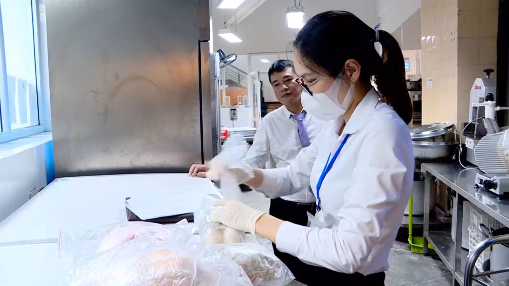 Chi cục ATTP tỉnh lấy mẫu thực phẩm đang được bảo quản trong kho lạnh tại một khách sạn trên địa bàn TP Hạ Long để kiểm tra đánh giá chất lượng thực phẩm.