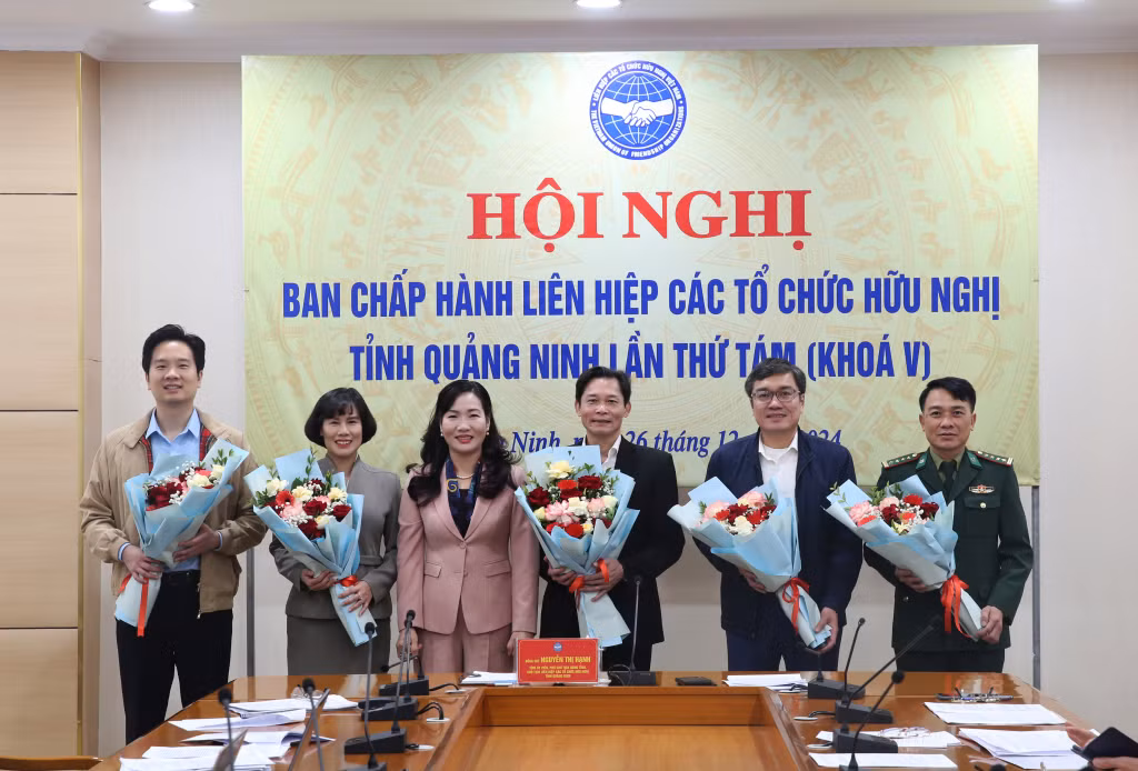 Liên hiệp các tổ chức hữu nghị tỉnh tặng hoa chúc mừng các đồng chí tham gia Ủy viên Ban Chấp hành, Ban Thường vụ và Phó Chủ tịch Liên hiệp các tổ chức hữu nghị tỉnh khóa V, nhiệm kỳ 2020 - 2025.