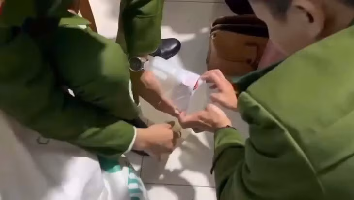 Các can nhựa màu trắng chứa chất độc bị cấm. Chủ cơ sở thừa nhận việc mua hóa chất này về để kích thích tăng trưởng cho giá đỗ - Ảnh: TÙNG NGÂN