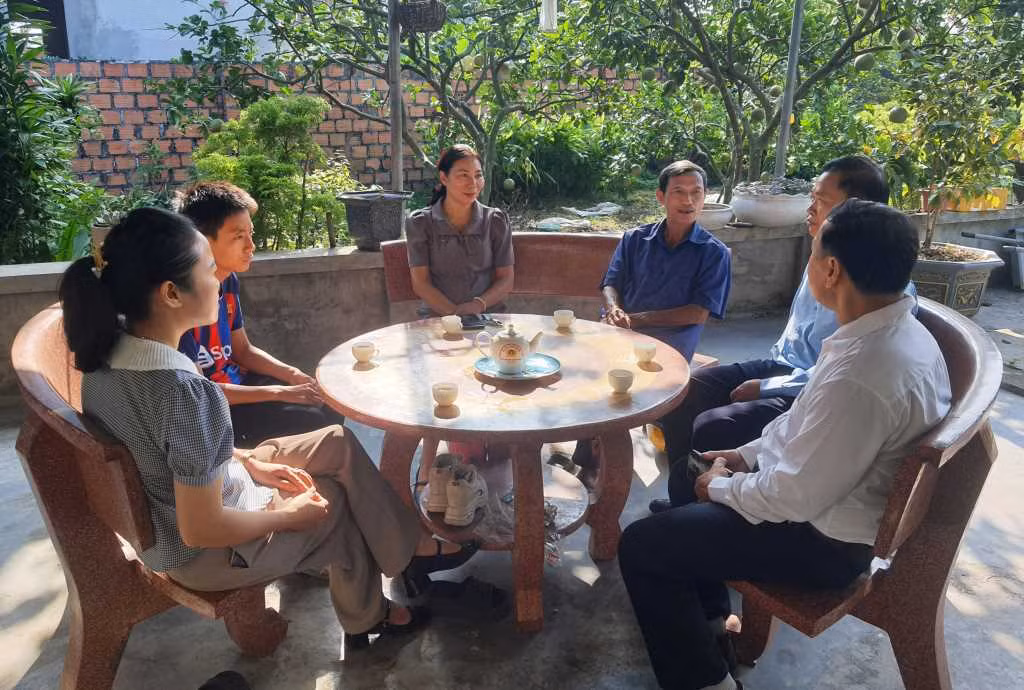 Cán bộ HND tỉnh, HND TP Đông Triều trao đổi, nắm bắt tâm tư, nguyện vọng của nông dân xã Hồng Thái Tây. Ảnh: Việt Hoa.