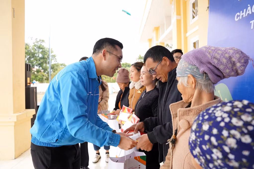 Thể hiện tình cảm của thanh niên