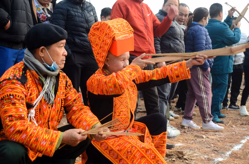 Phụ nữ Dao Lô Gang thi bắn nỏ.