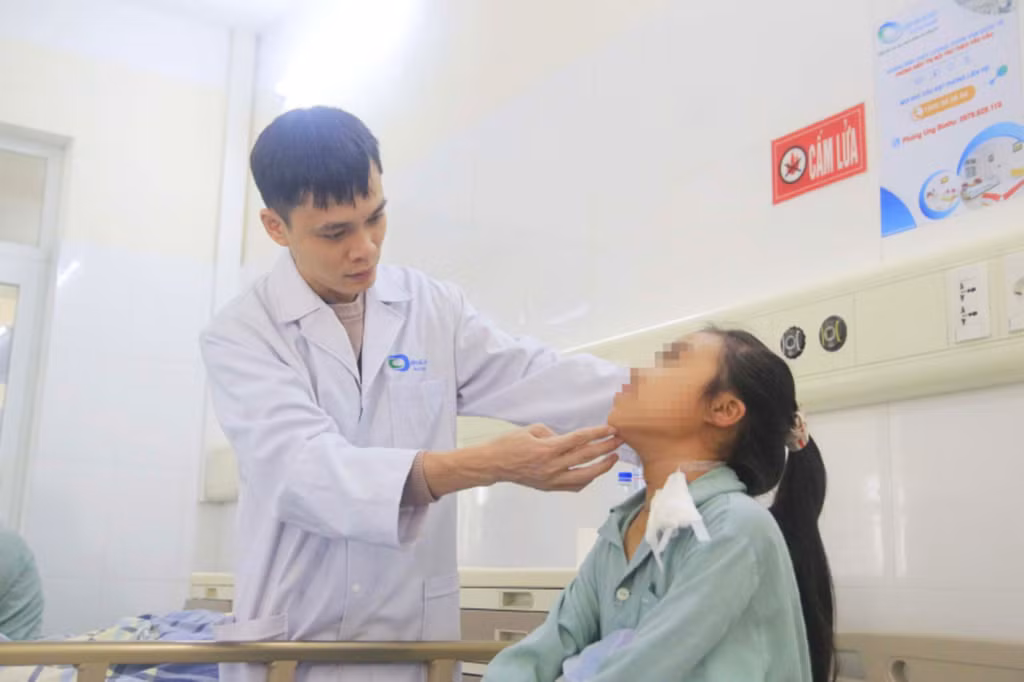 Bác sĩ thăm khám cho bệnh nhi sau phẫu thuật.