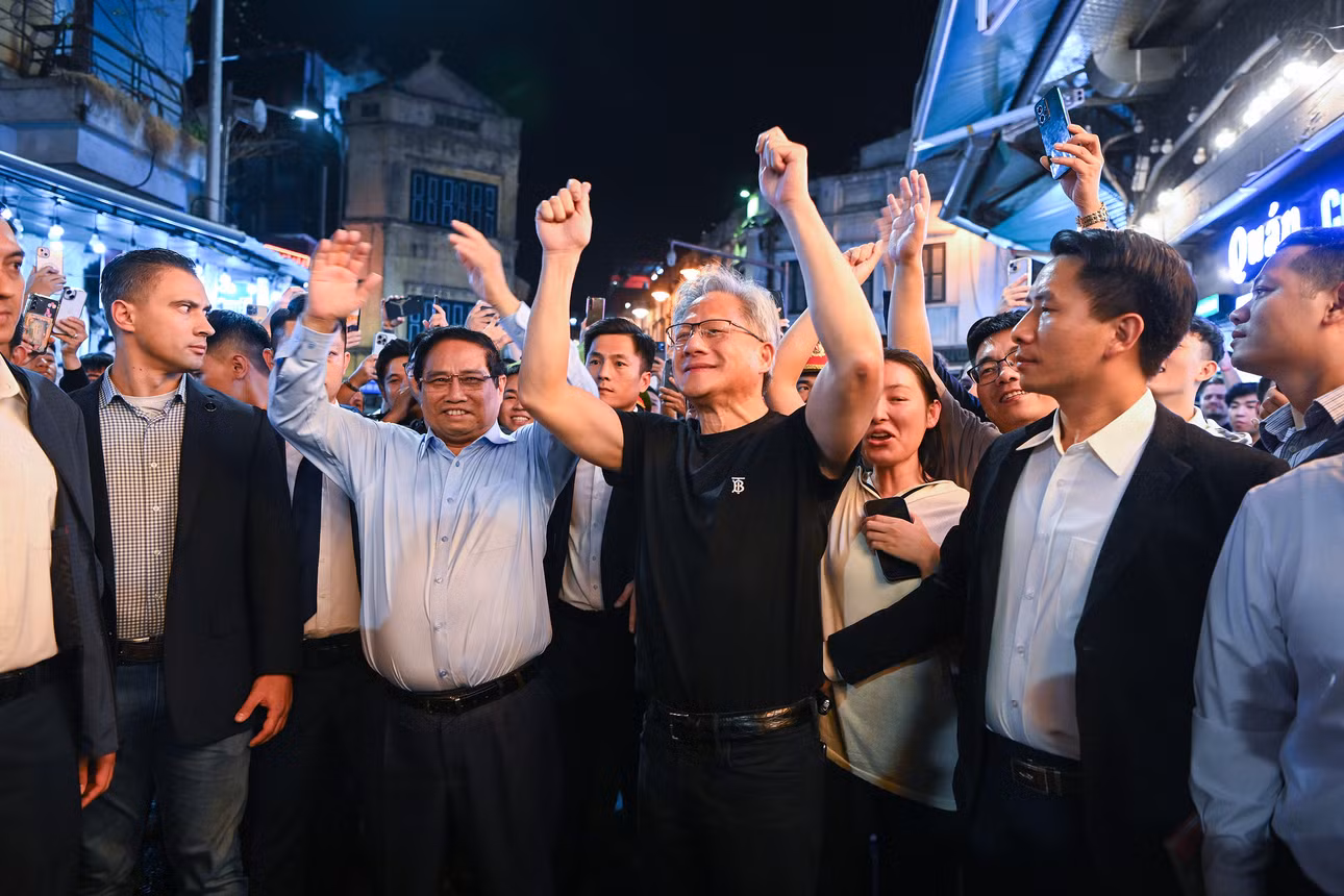Thủ tướng Phạm Minh Chính cùng CEO Nvidia Jensen Huang dạo phố cổ sau khi ký kết thành lập trung tâm về AI, ngày 5/12/2024. Ảnh: Giang Huy
