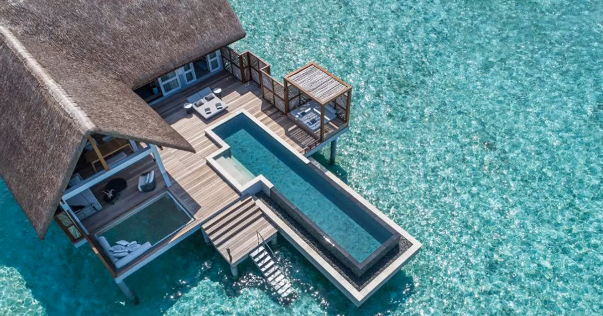 Four Seasons Resort tại đảo Landaa Giraavaru Baa Atoll, Maldives, là gợi ý dành cho du khách muốn tránh rét. Giáng sinh ở hòn đảo này được luôn tràn ngập ánh nắng cùng các lễ hội bên bờ biển. Du khách có thể tham gia sự kiện thắp sáng cây thông Noel, chợ Giáng sinh. Trẻ em có thể đắm mình vào sự kiện "Xứ sở thần tiên kỳ thú" cùng ông già Noel.