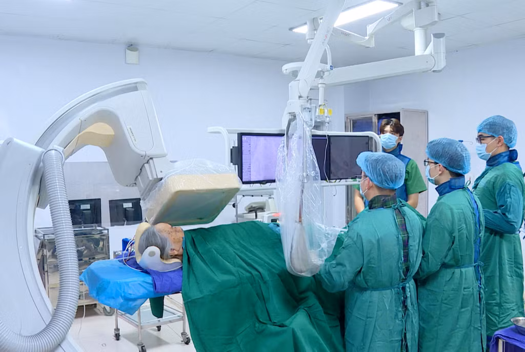 Ca can thiệp tim mạch cho người bệnh tại Bệnh viện Bãi Cháy.