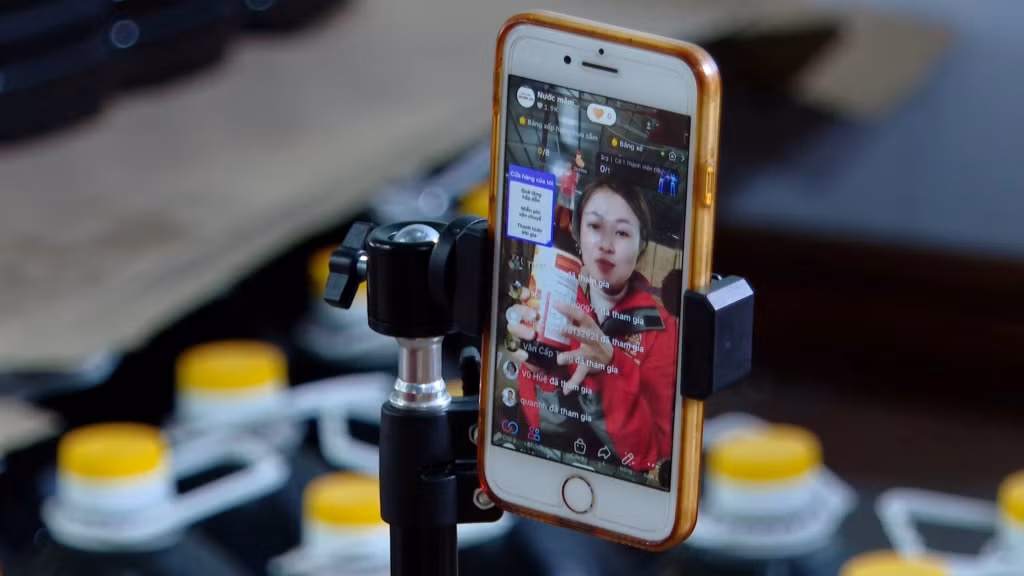 Livestream bán hàng trên kênh Tiktok của Công ty CP Nước mắm Cái Rồng HCM.