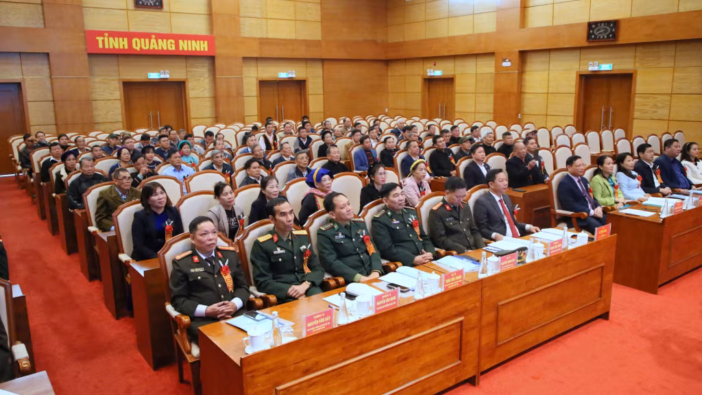 Các vị đại biểu Trung ương, tỉnh Quảng Ninh và gần 100 đại biểu là người có uy tín tiêu biểu trong đồng bào DTTS dự hội nghị.