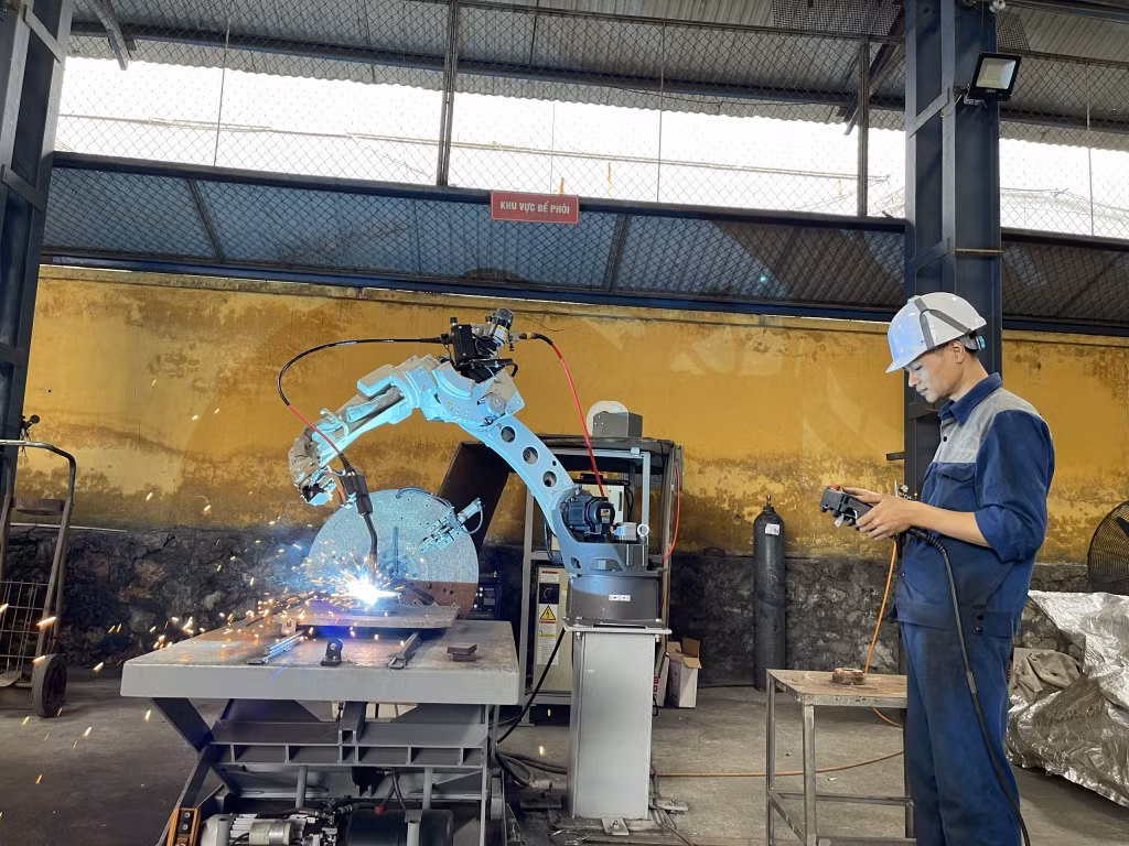 Các đơn vị cơ khí của TKV đang đẩy mạnh ứng dụng tin học hóa, tự động hóa vào các dây chuyền sản xuất. (Trong ảnh: Công nhân Công ty CP Cơ khí Hòn Gai điều khiển robot hàn tự động)