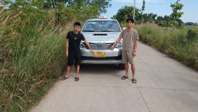 Lực lượng chức năng phát hiện Long (bìa phải) tổ chức cho người khác xuất, nhập cảnh trái phép. Ảnh: Biên phòng cung cấp