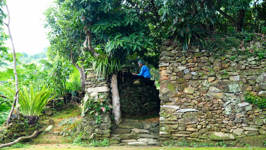 Ngôi nhà giờ chỉ còn bà Nình Móc Màu trông coi, sinh sống. Ảnh: Xuân Hòa