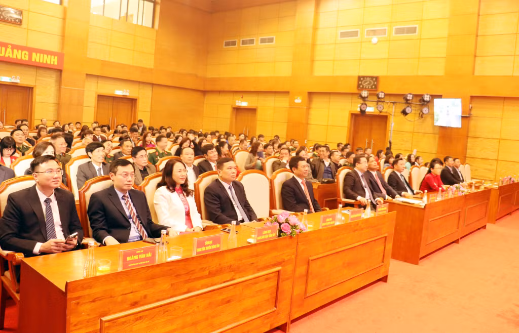 Các đại biểu tham gia buổi lễ.