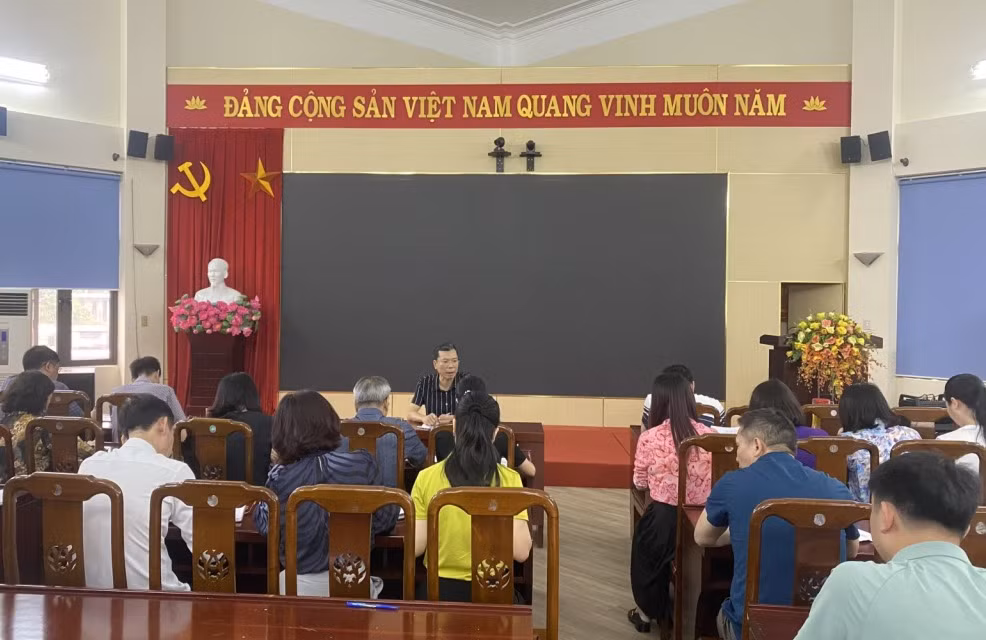 Chi cục Thuế TP Hạ Long triển khai công tác thu hồi nợ thuế. Ảnh do đơn vị cung cấp