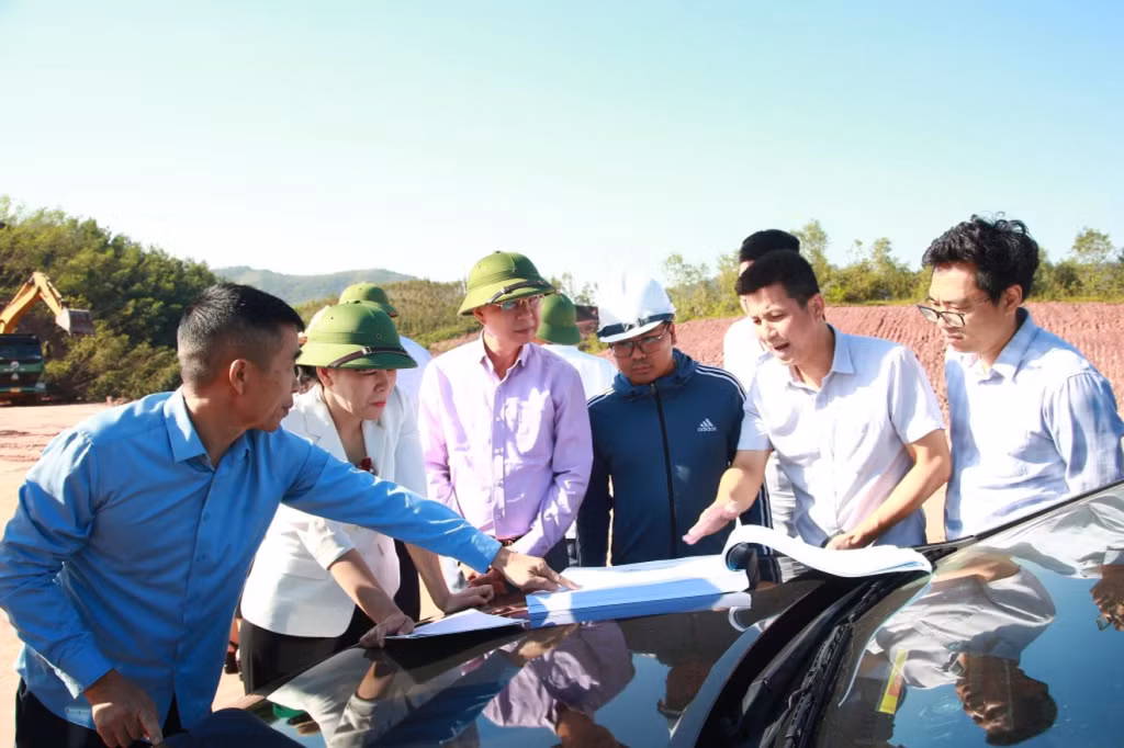 Đoàn giám sát của HĐND tỉnh khảo sát Dự án tuyến đường kết nối từ QL4B đến QL18 tại huyện Tiên Yên, tháng 3/2024.