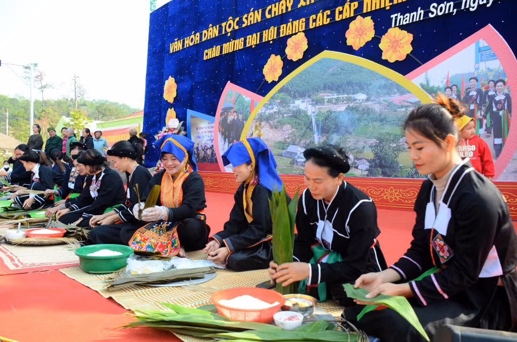 Các thiếu nữ dân tộc thi gói bánh cóoc mò.