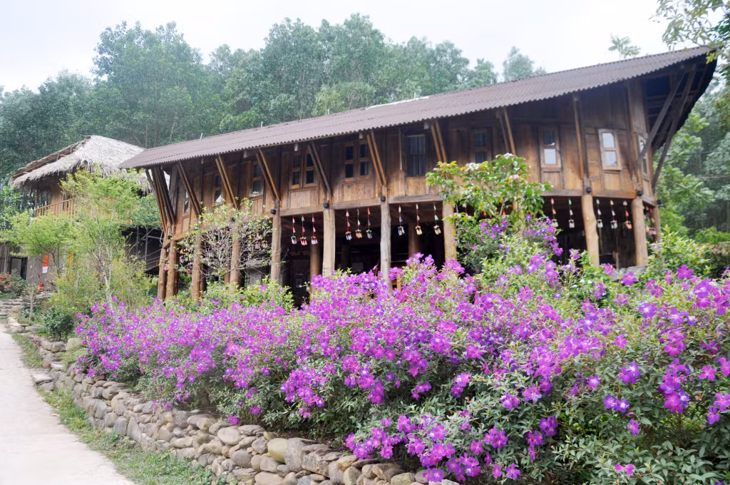 Thiết kế nhà gỗ mang phong cách nhà truyền thống của đồng bào Dao Thanh Phán tại khu du lịch Am Váp Farm, xã Kỳ Thượng (TP Hạ Long)