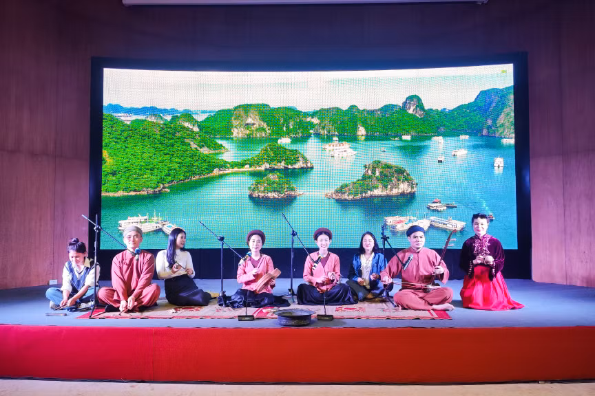 Trình diễn hát xẩm tại Triển lãm “Sắc màu văn hóa di sản phi vật thể Quảng Ninh trong văn hóa phi vật thể Việt Nam" (tháng 12/2024). Ảnh: Đào Linh