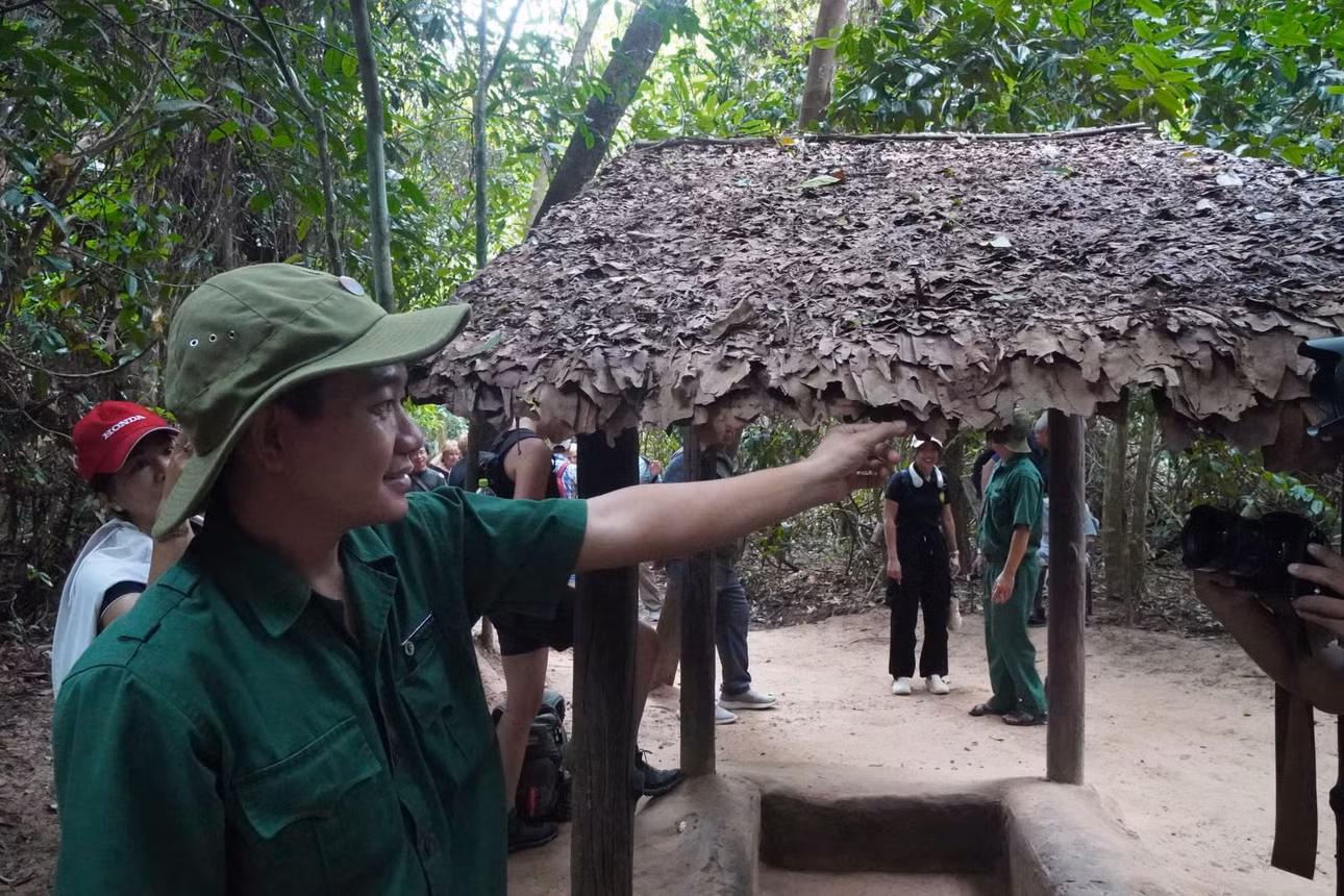 Khi tham quan tại Di tích lịch sử Địa đạo Củ Chi, du khách còn được tìm hiểu về lá trung quân. Điều đặc biệt của lá này là không cháy lan nên trong kháng chiến được các chiến sĩ cách mạng sử dụng để lợp mái nhà.