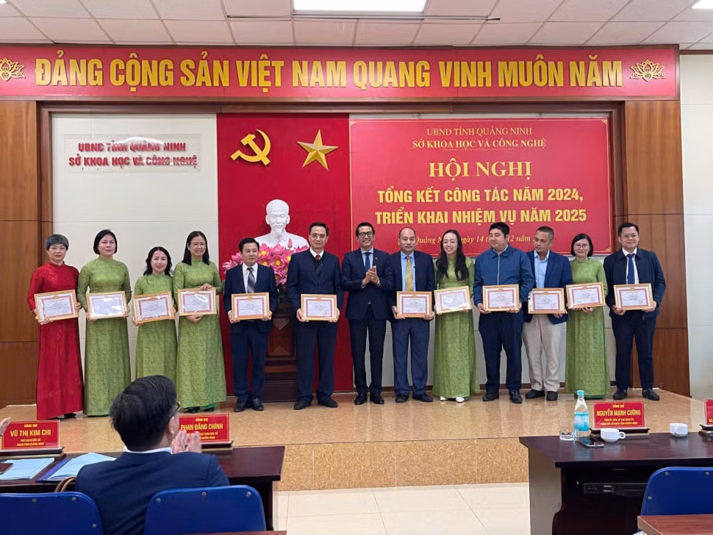 Lãnh đạo Đảng ủy Khối các cơ quan tỉnh trao tặng giấy khen cho các Đảng viên hoàn thành xuất sắc nhiệm vụ.