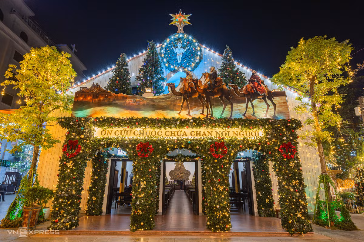 Giáo xứ Thái Hà nằm trên đường Nguyễn Lương Bằng, quận Đống Đa, được trang trí với đèn điện, hoa lá. Nhà thờ có tuổi đời gần trăm năm. Theo giáo dân, hoạt cảnh trang trí Giáng sinh của nhà thờ mỗi năm không chỉ có người dân trong giáo xứ mà còn có những người nơi khác đến chung tay đóng góp, trang trí.
