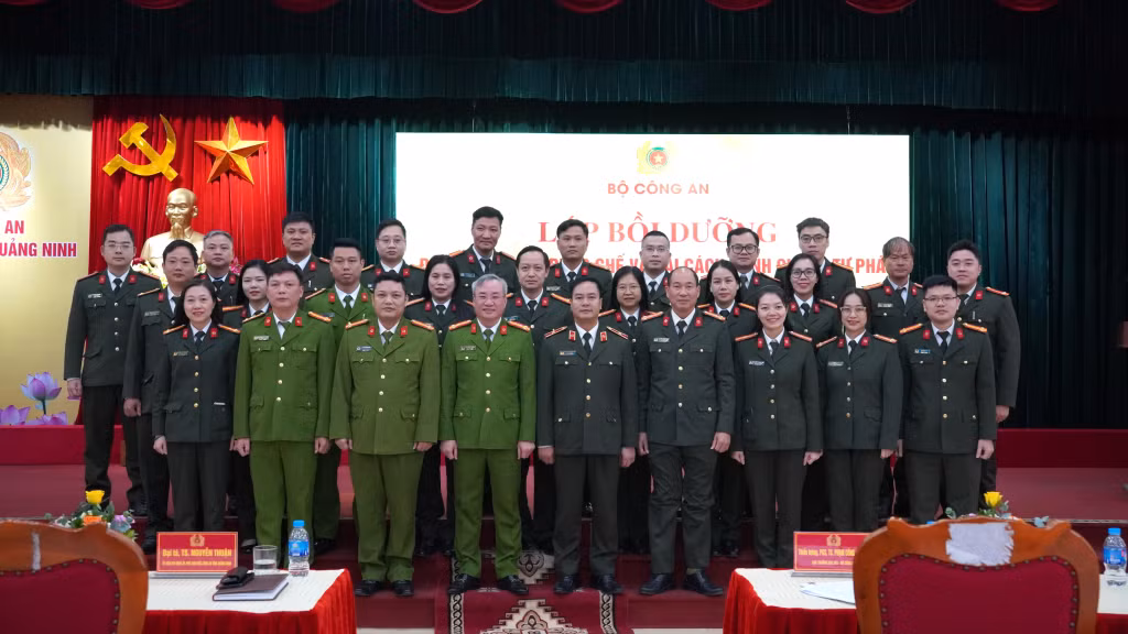 Các đại biểu chụp ảnh lưu niệm.