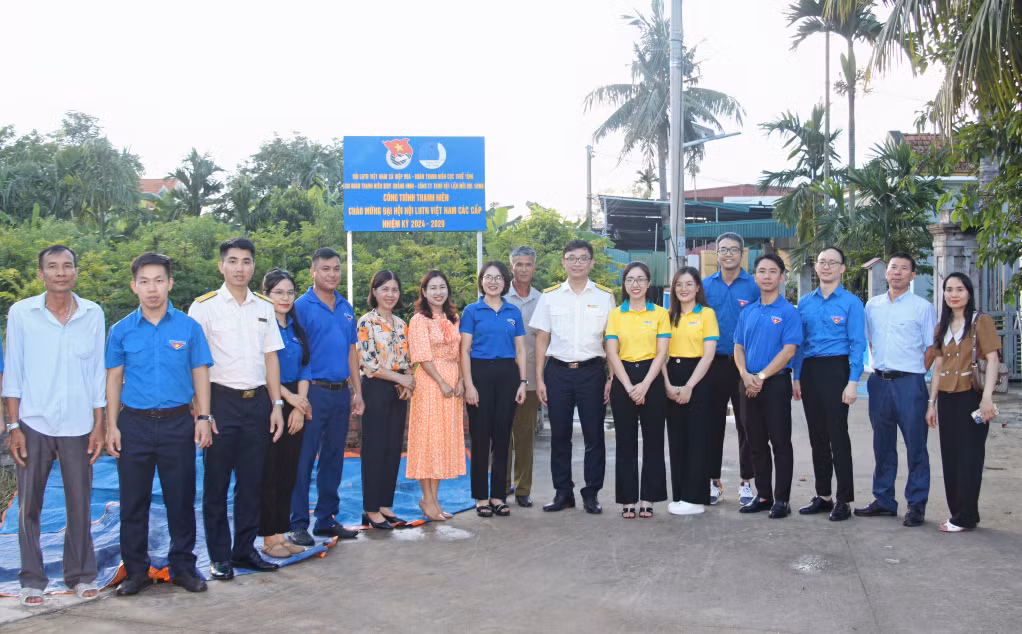 Các đơn vị Đoàn thanh niên trao tặng công trình