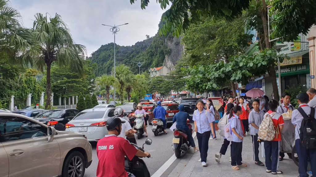 QL18 đoạn qua khu vực trụ sở UBND tỉnh và Liên cơ quan số 2 vào thời điểm Trường THCS Trần Quốc Toản tan học luôn ùn tắc, lộn xộn.