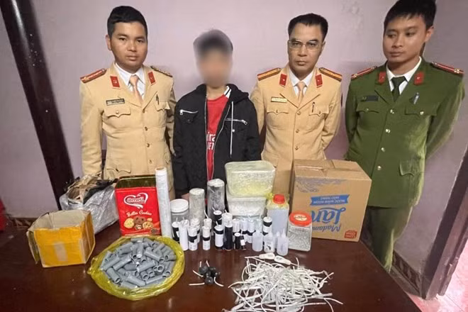 Nam sinh Đ cùng tang vật pháo và tiền chất chế tạo pháo. Ảnh: Trần Tuấn.