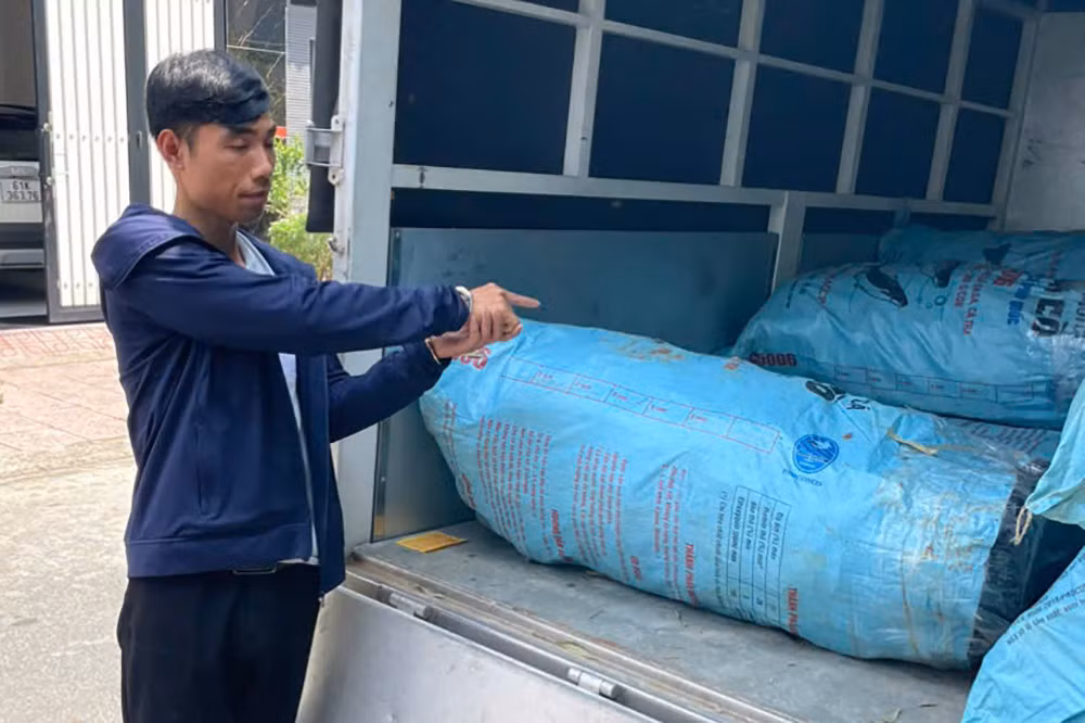 Đối tượng Nguyễn Tiến Dũng bị bắt giữ. Ảnh: C04
