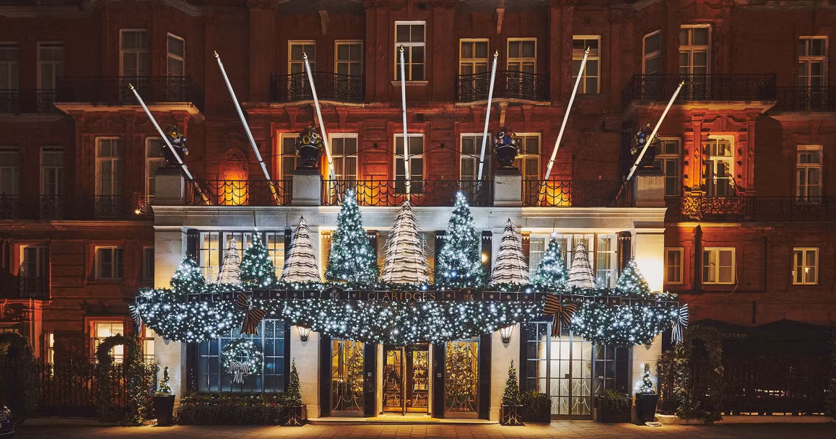 Ở London, nhắc đến Giáng sinh là nhắc đến khách sạn Claridge's. Sự kiện thắp sáng cây thông Noel hàng năm là hoạt động được người dân mong chờ từ lâu và năm nay, cũng không ngoại lệ. Ngay cả những người không phải là khách lưu trú cũng phải ngó vào để ngắm sảnh đợi được trang trí lộng lẫy vào dịp này.