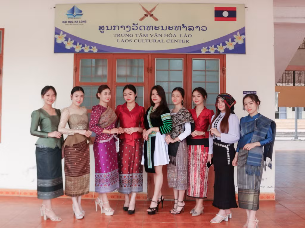 Lưu học sinh Lào chụp ảnh lưu niệm tại Trung tâm Văn hóa Lào, trường Đại học Hạ Long.