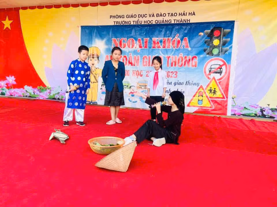 Một buổi ngoại khóa về an toàn giao thông của Trường Tiểu học Quảng Thành (huyện Hải Hà)
