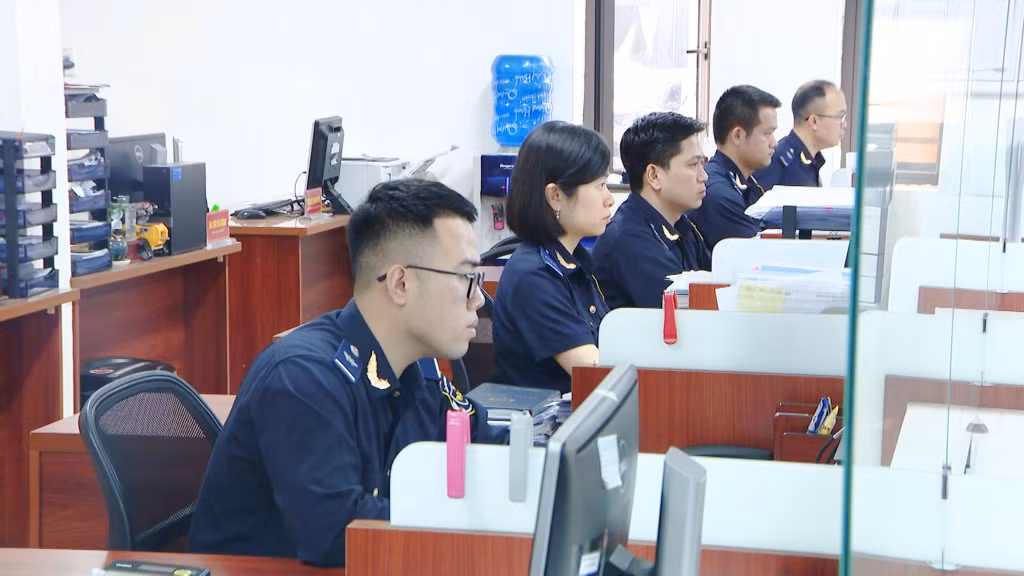 Công chức Chi cục Hải quan Cửa khẩu Cảng Cẩm Phả thực hiện giải quyết thủ tục XNK hàng hóa cho doanh nghiệp