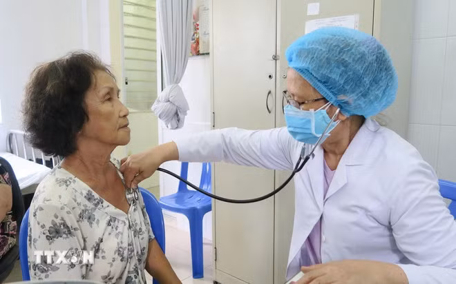 Khám sức khỏe tổng quát miễn phí cho người cao tuổi tại Thành phố Hồ Chí Minh. (Ảnh: Đinh Hằng/TTXVN)