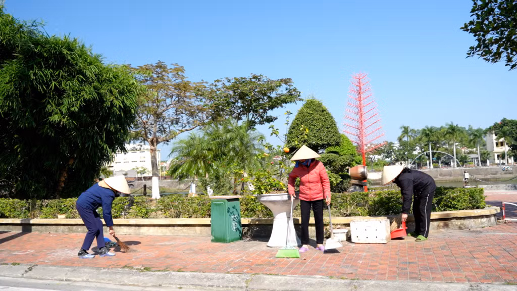 Nhân dân khu phố Chu Văn An, thị trấn Quảng Hà (huyện Hải Hà) tham gia phong trào "Ngày chủ nhật xanh".