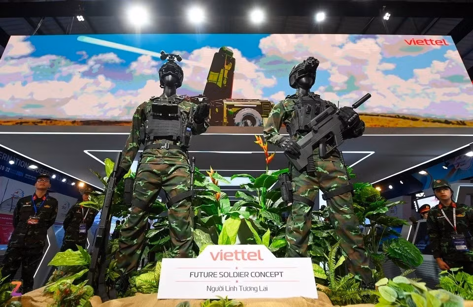Mang đến Triển lãm Quốc phòng quốc tế Việt Nam 2024, tập đoàn Công nghiệp – Viễn thông Quân đội (Viettel) trưng bày trên 80 sản phẩm thuộc lĩnh vực công nghiệp quốc phòng công nghệ cao, trong đó đáng chú ý là hai bộ trang bị mang tên "Người lính tương lai" tích hợp trí thông minh nhân tạo AI với nhiều tính năng hỗ trợ chiến đấu tiên tiến, hiện đại.