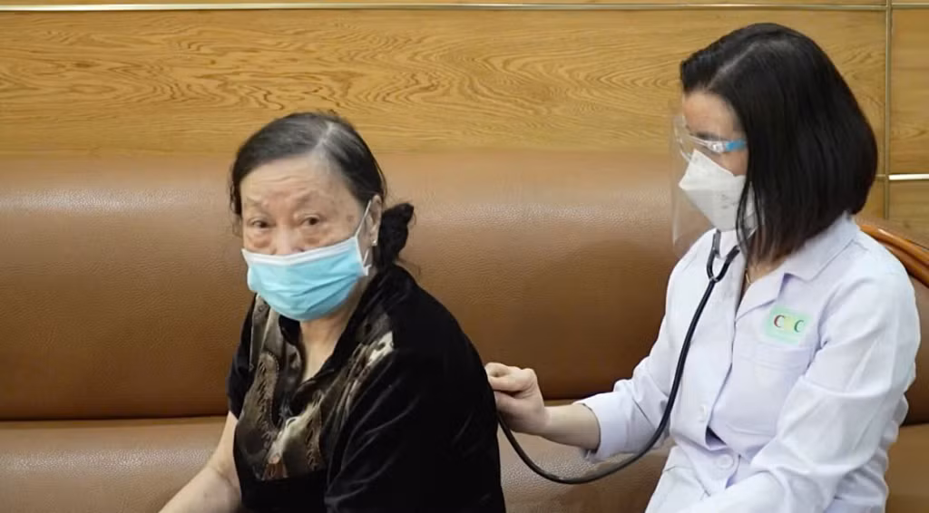 Bác sĩ Nguyễn Thị Hằng, Phòng khám đa khoa, Trung tâm Kiểm soát Bệnh tật tỉnh Quảng Ninh thăm khám cho bệnh nhân tại nhà. Ảnh: Cơ sở cung cấp
