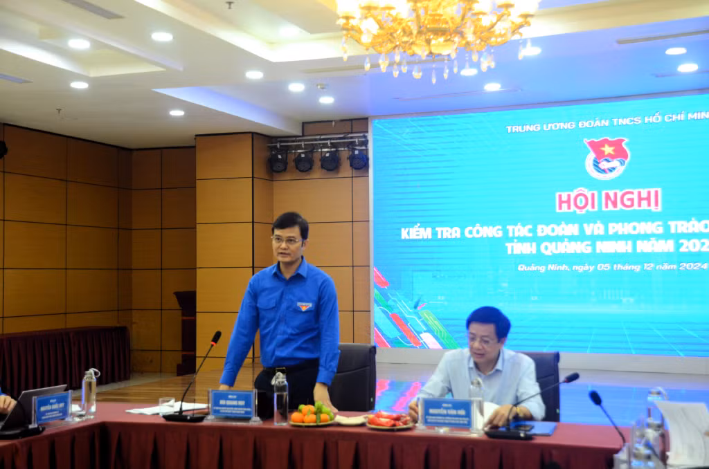 Đồng chí Bùi Quang Huy, Bí thư thứ nhất TW Đoàn yêu cầu các cấp bộ Đoàn tỉnh Quảng Ninh tiếp tục chú trọng các hoạt động bồi dưỡng tư tưởng, nhận thức chính trị cho ĐVTN.