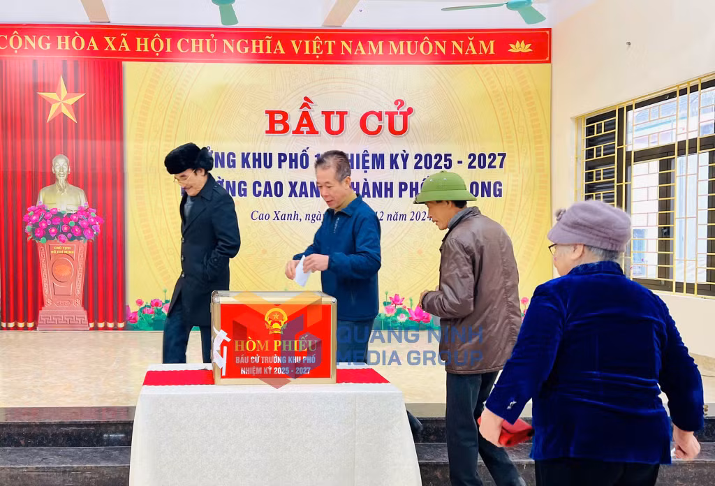 2024-12_Cử tri khu phố 1, phường Cao Xanh, TP Hạ Long, bỏ những lá phiếu lựa chọn trưởng khu phố. Ảnh: PV