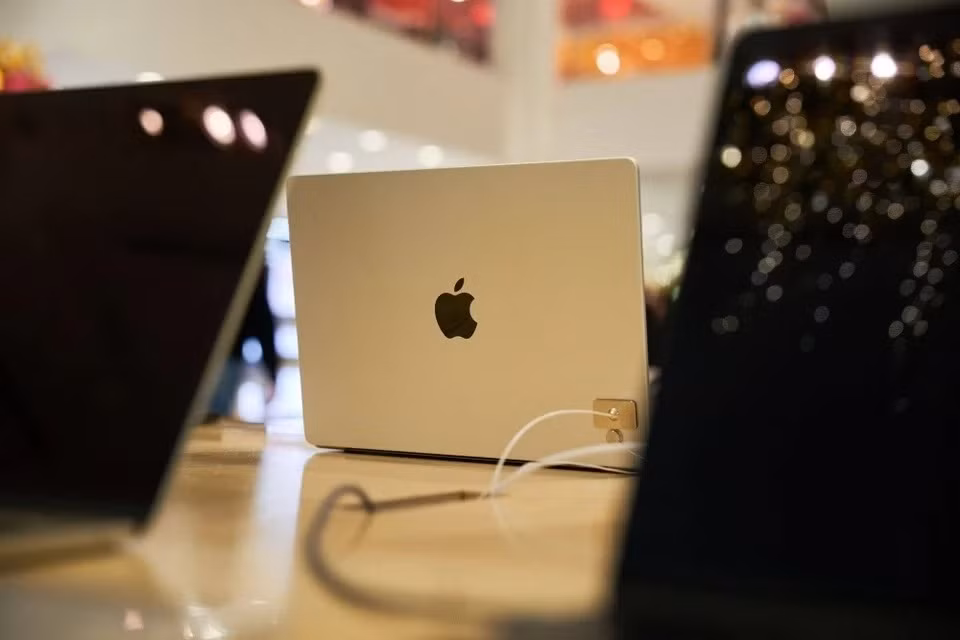 Ngoài dòng Mac, Apple cũng đang cân nhắc tích hợp khả năng kết nối di động vào các thiết bị thực tế ảo và tăng cường (AR/VR). Ảnh: SCMP.