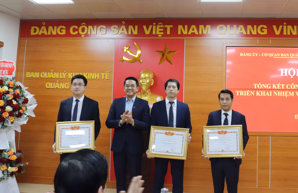 Các tập thể có thành tích xuất sắc được nhận Bằng khen của UBND tỉnh.