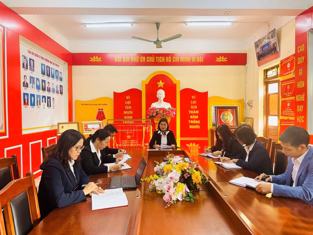 Cán bộ, giáo viên Trường THCS - THPT Tiên Yên giao ban chuyên môn.