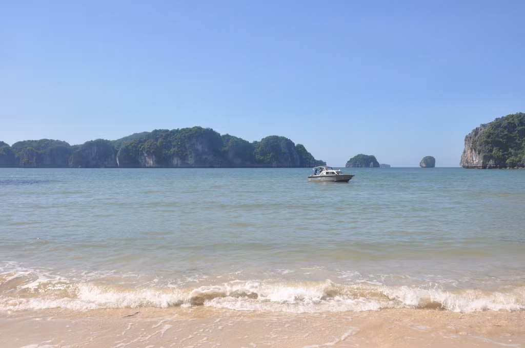 Sản phẩm thư giãn tắm biển và tổ chức dịch vụ trên các bãi cát tự nhiên của Vịnh Hạ Long hiện vướng thủ tục pháp lý, chưa thể khai thác. Ảnh minh hoạ, chụp tại khu vực Trà Giời, Vịnh Hạ Long.