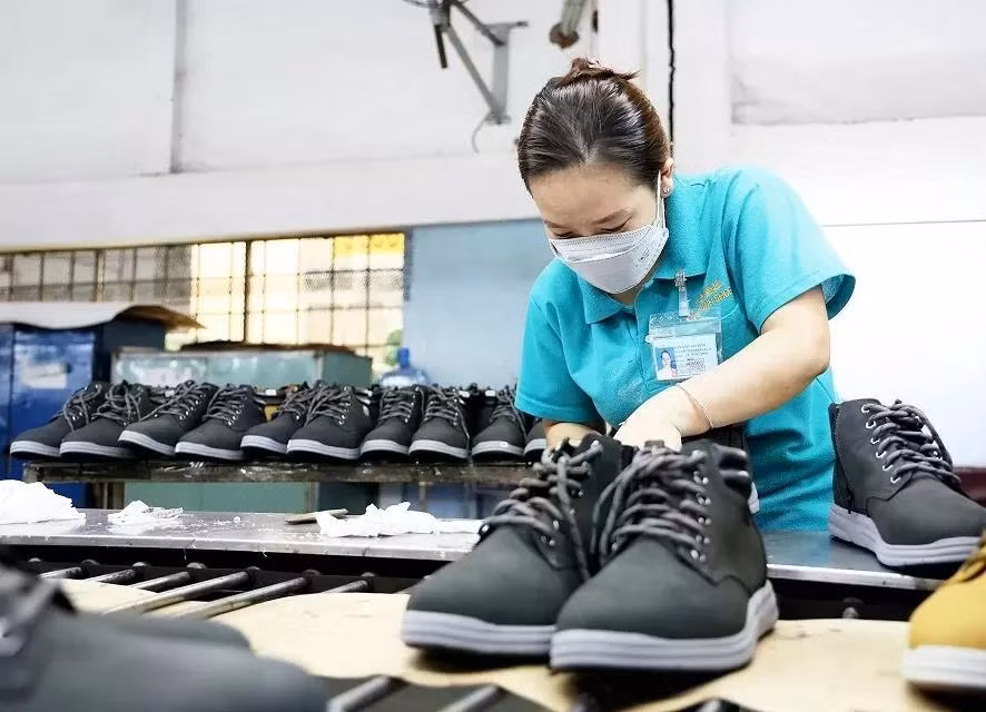 Đơn hàng ổn định giúp ngành da giày về đích xuất khẩu năm 2024 với con số tăng trưởng 10%. Ảnh: Gia Định
