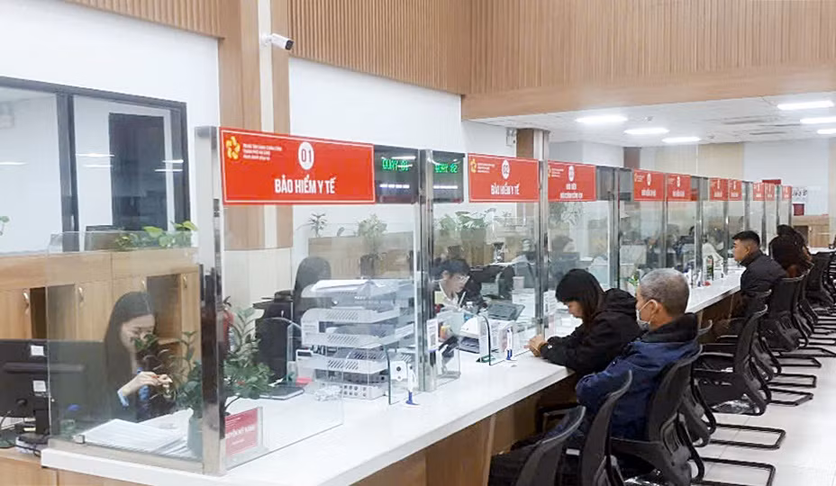 Người dân đến giải quyết các thủ tục liên quan chế độ, chính sách BHXH, BHYT tại Trung tâm Hành chính công TP Hạ Long.